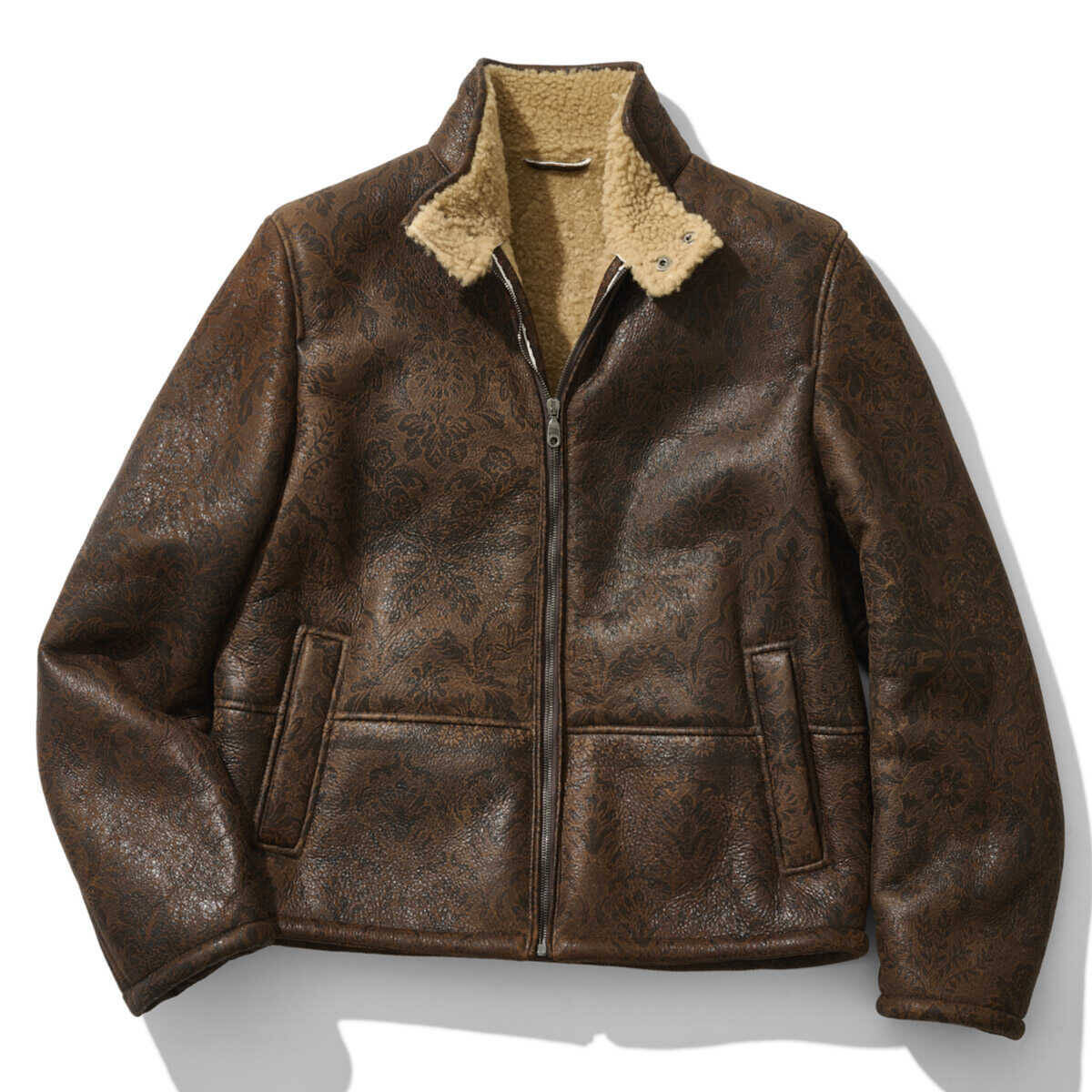 アラフォーの体型にフィットするアウターとは？　強くて優しい短丈ブラウンで、すっきりシルエットを狙う！