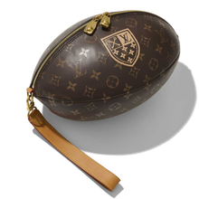 きっと彼女に「欲しい〜」といわれる！　洒落感たっぷりのミニバッグで秋冬スタイルを格上げる！