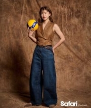 アスリートとデニム日本代表初選出でも話題を集めたヴィクトリーナ姫路の【野中瑠衣】！　品よく大人見えする濃紺デニムスタイル！