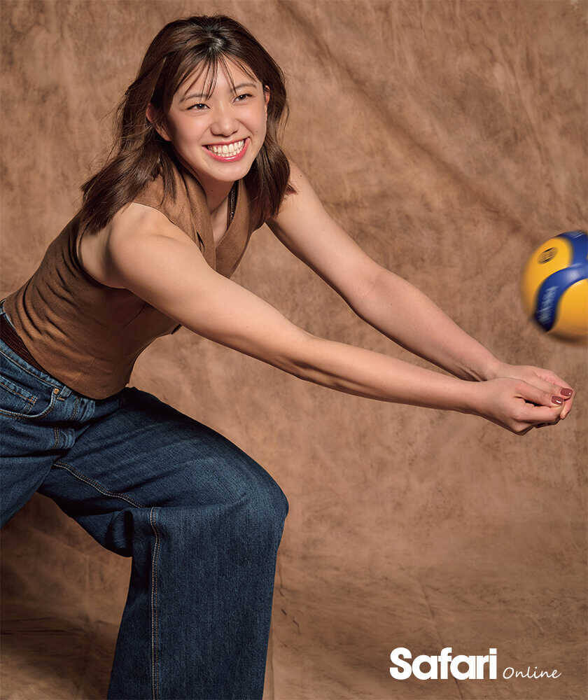 アスリートとデニム日本代表初選出でも話題を集めたヴィクトリーナ姫路の【野中瑠衣】！　品よく大人見えする濃紺デニムスタイル！