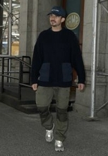 海外セレブの〈ニューバランス〉コーデ！【オーランド・ブルーム】ブラック×カーキでもコワモテに見えない秘訣は？《再配信》