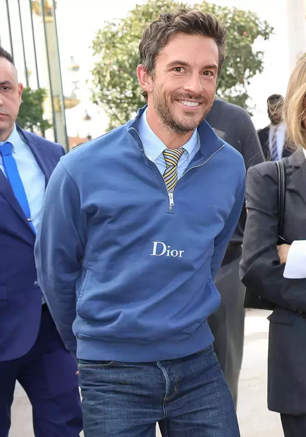 セレブのお気に入りブランドの正体！【ジョナサン・ベイリー】の愛用ブランドは、〈ディオール〉のハーフジップスウェット！