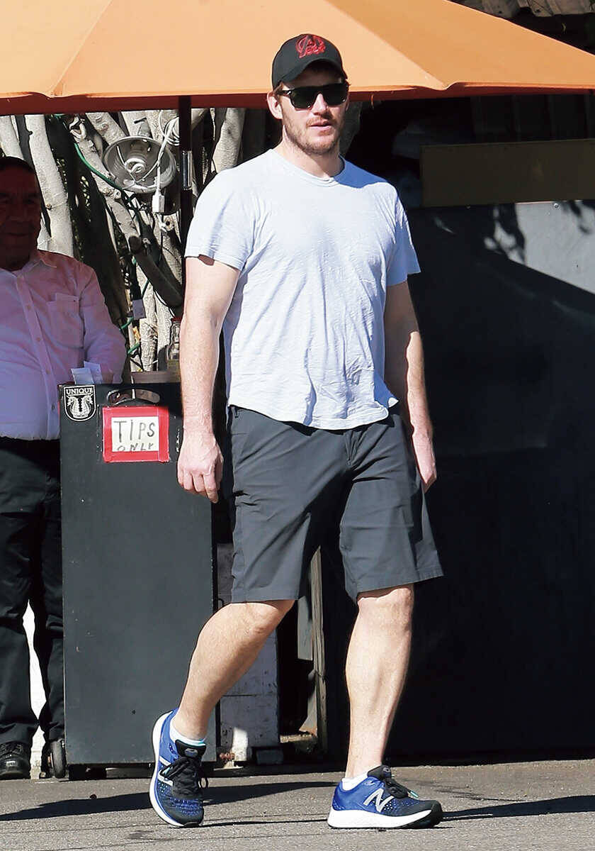 セレブのお洒落スニーカーを探せ！セレブが愛用する〈ニューバランス〉7選！