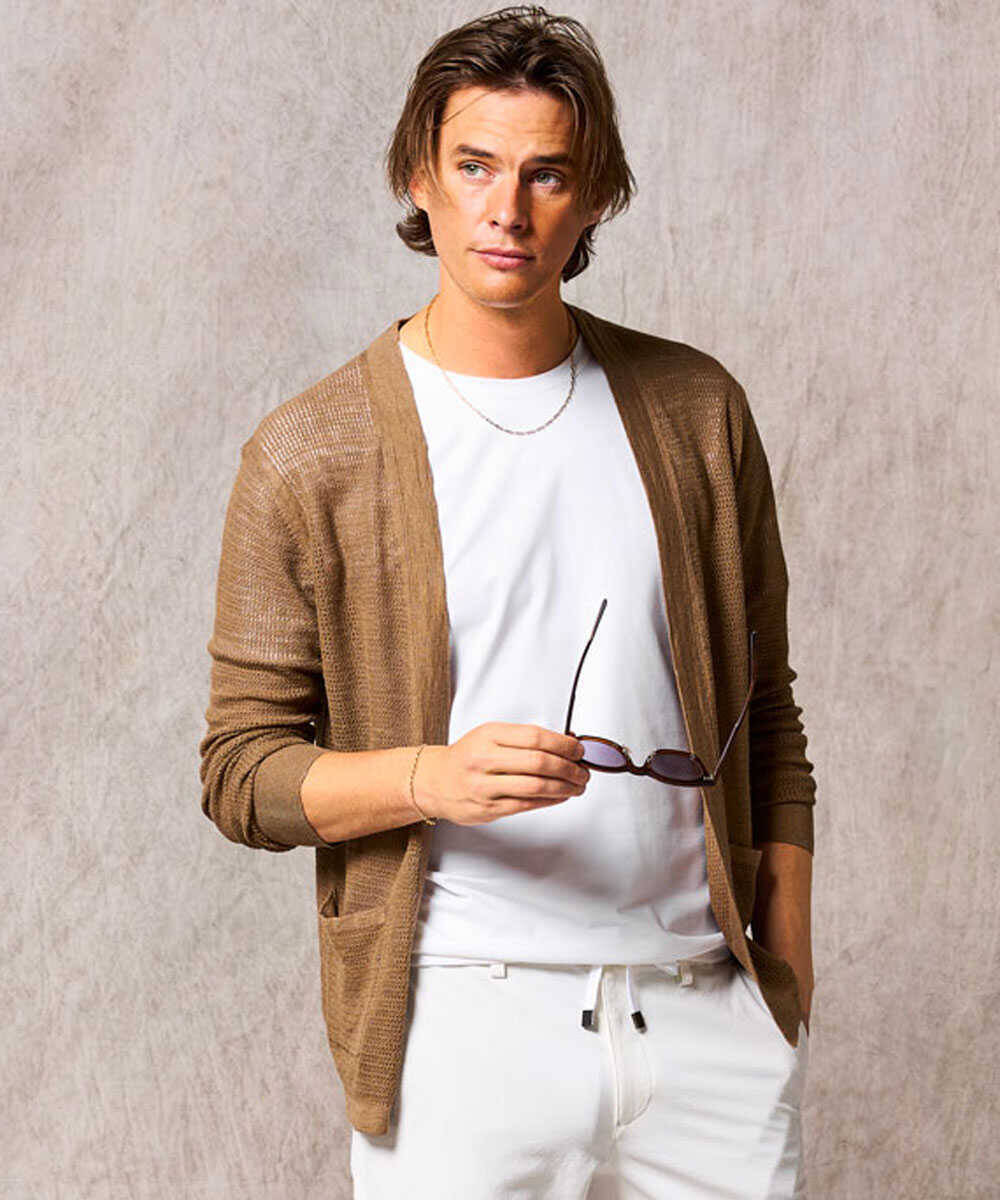 Tシャツやポロシャツ1枚では心もとない場面でも心配なし！今、大人の男が買うべきはリネンの羽織りもの！