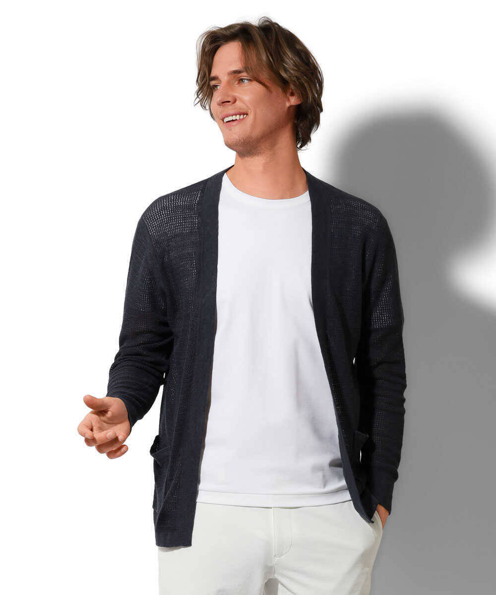 Tシャツやポロシャツ1枚では心もとない場面でも心配なし！今、大人の男が買うべきはリネンの羽織りもの！