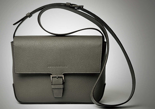 FOCUS ON 今月注目したいモノ・コト！冬の装いに華をもたらす “名脇役”なクロスボディバッグ！