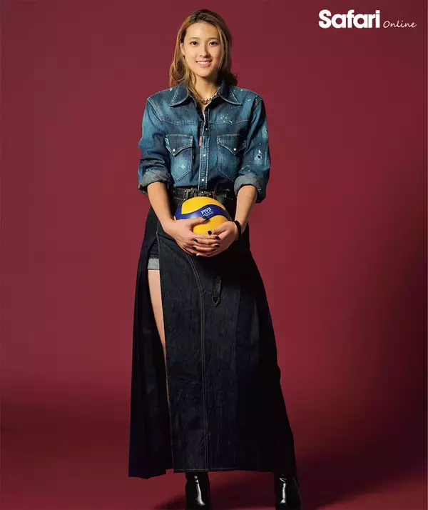 アスリートとデニム日本代表のアタッカーとしても活躍するNECレッドロケッツ川崎の【佐藤淑乃】！　ロングスカート&シャツで大人ワイルドに！