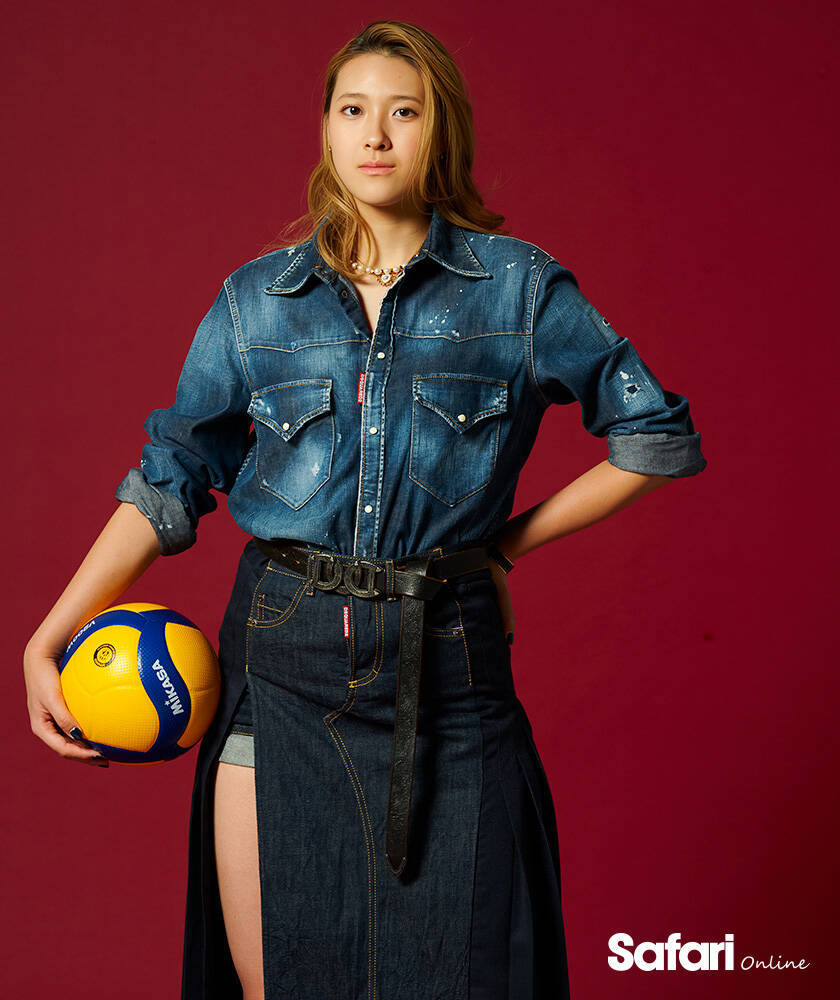 アスリートとデニム日本代表のアタッカーとしても活躍するNECレッドロケッツ川崎の【佐藤淑乃】！　ロングスカート&シャツで大人ワイルドに！
