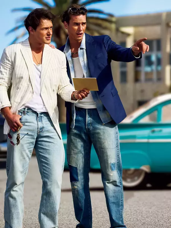 いつもの白インナーと 薄青デニムと相性抜群！ジャケット買うなら、"ビーチサンド色"と"海色"