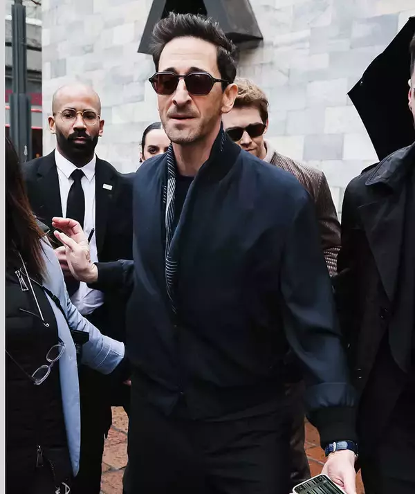 セレブのお気に入りブランドの正体！【エイドリアン・ブロディ】の愛用ブランドは、〈ジョルジオ アルマーニ〉のジップジャケット！