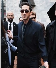 セレブのお気に入りブランドの正体！【エイドリアン・ブロディ】の愛用ブランドは、〈ジョルジオ アルマーニ〉のジップジャケット！