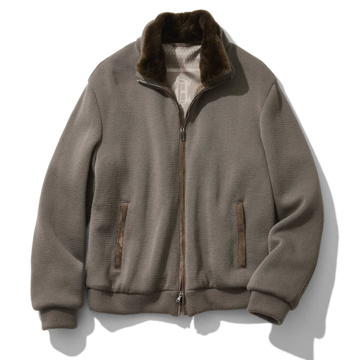 見た目も触り心地も最高！　思わず頬擦りしたくなる、フワモコなのにスッキリなニットアウター！