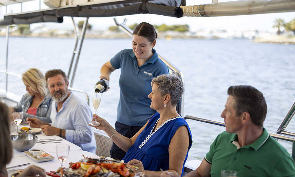 海の恵みと大地の神秘を巡る！ 西オーストラリア州の美食クルーズ＆絶景の奇岩群を満喫