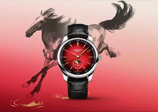 【限定2026本】〈ロンジン〉の新作は、ローター上で馬が疾走する特別モデル！