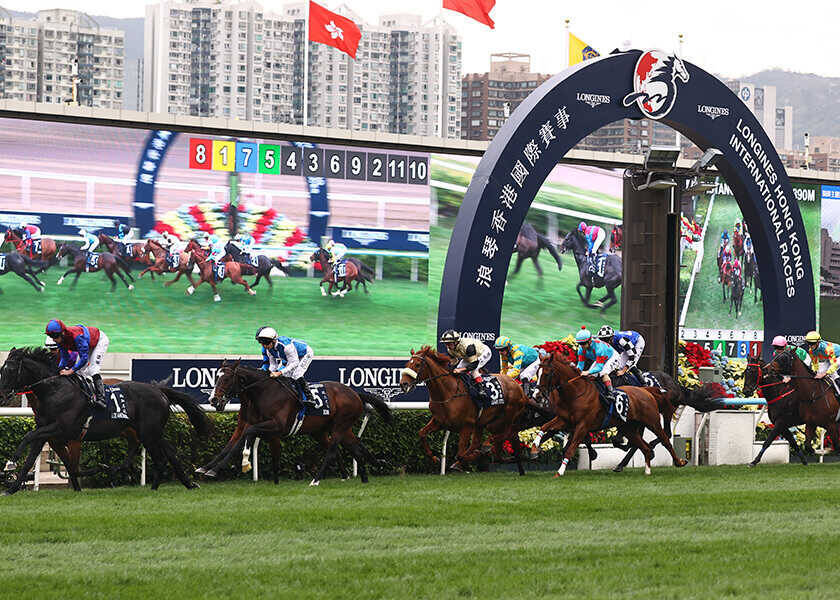 【限定2026本】〈ロンジン〉の新作は、ローター上で馬が疾走する特別モデル！