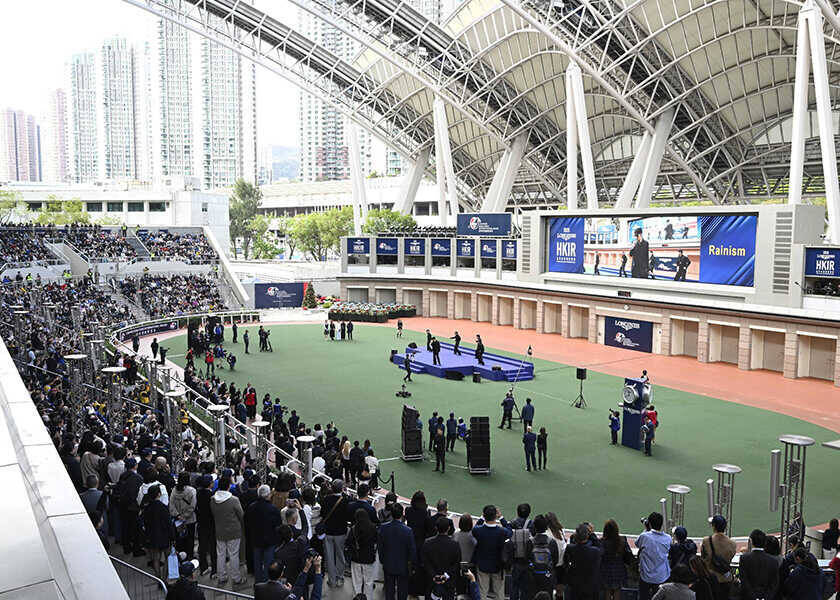 【限定2026本】〈ロンジン〉の新作は、ローター上で馬が疾走する特別モデル！