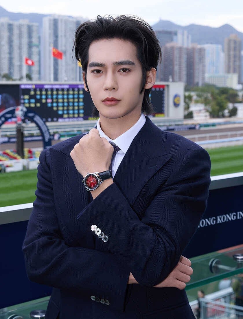 【限定2026本】〈ロンジン〉の新作は、ローター上で馬が疾走する特別モデル！