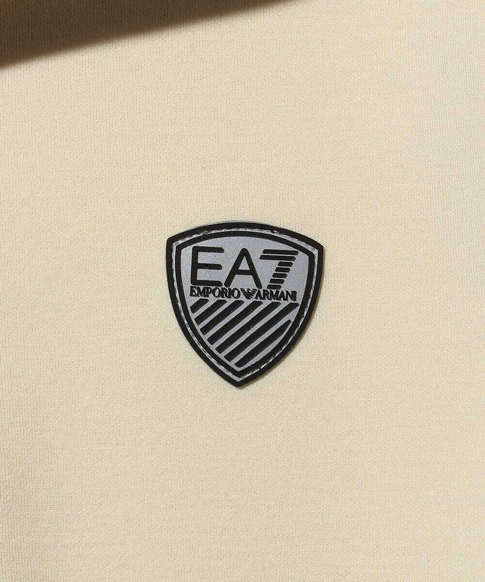 より上品な大人スポーティスタイルを演出する"EA7"のリフレクター付きパーカ