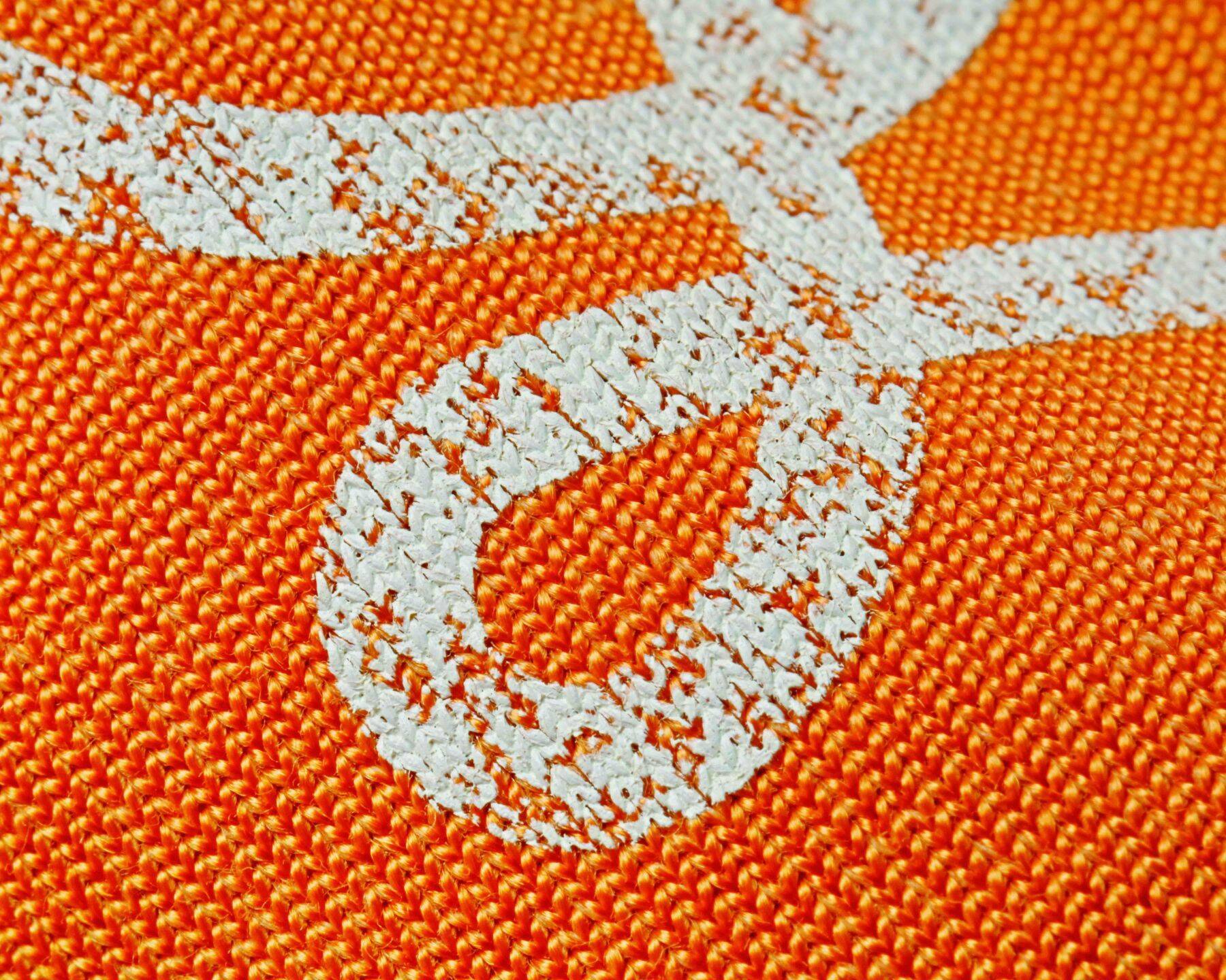 Catch the Wave！シルエットとさりげなロゴで派手カラーでも光る品格！