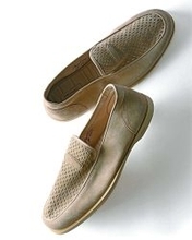 Catch the Wave！デニムにショ ー ツに、海でも街でも 頼れる1足！