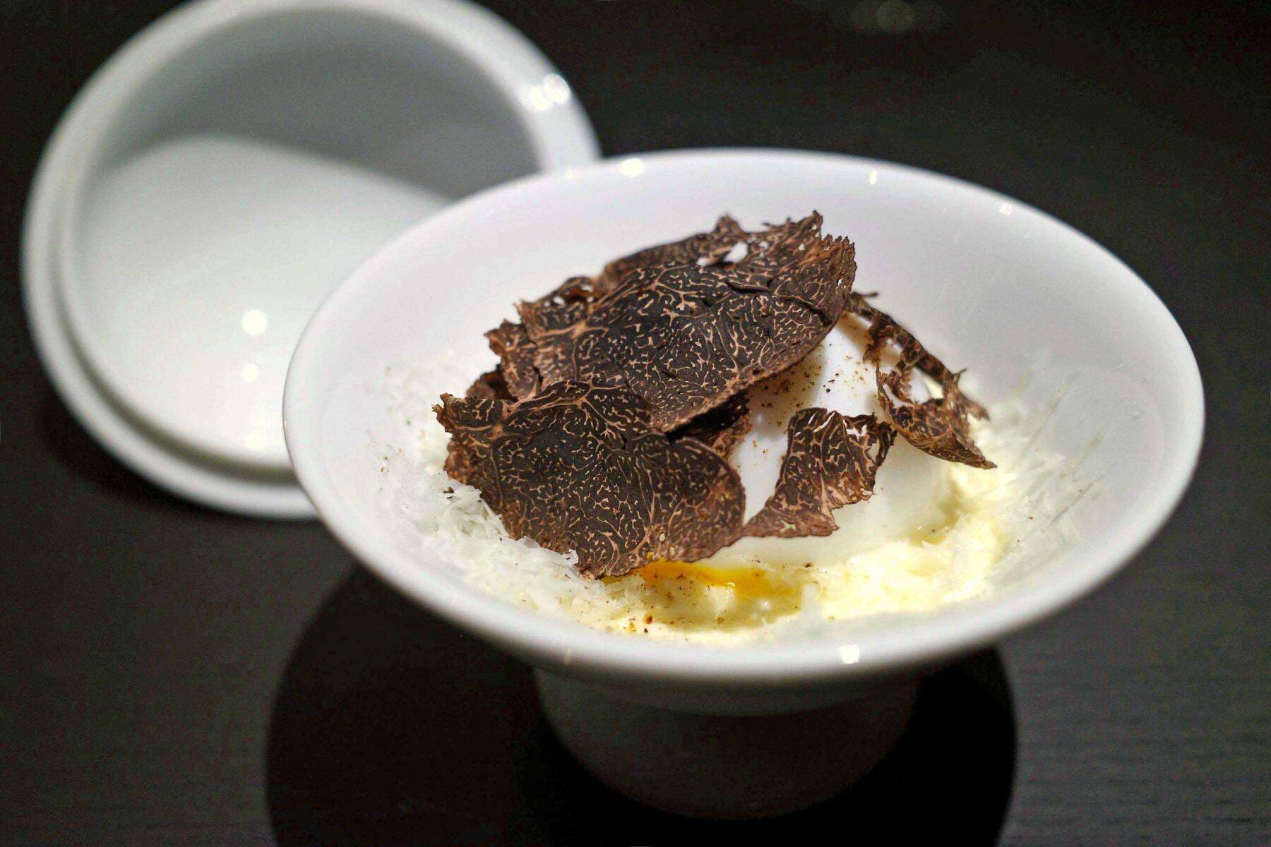 アレが食べたいからこの店へ！感性溢れるお料理とアートを融合させたセンスに驚く！