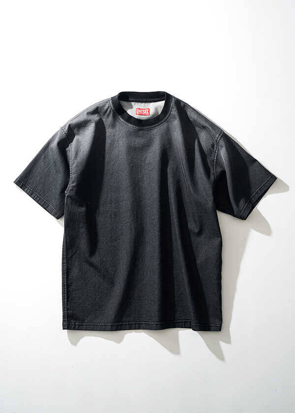 夏服のお手本に！今、セレブが着てるTシャツはコレ！褪せ黒&青！