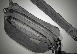 FOCUS ON 今月注目したいモノ・コト！ワンマイルのお出かけでも旅でも頼れるスリングバッグ！