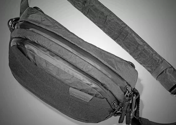 FOCUS ON 今月注目したいモノ・コト！ワンマイルのお出かけでも旅でも頼れるスリングバッグ！