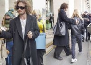 セレブのお気に入りブランドの正体！【アーロン・テイラー＝ジョンソン】の愛用ブランドは、〈サンローラン〉のレザーバッグ！