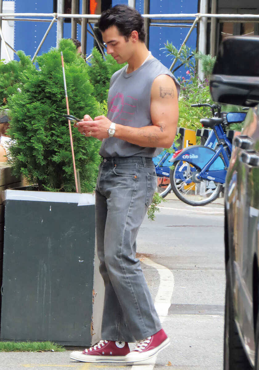 【年末年始まとめ配信】セレブ愛用のスニーカーとは？　稀代の名作〈コンバース〉をどう履きこなす？