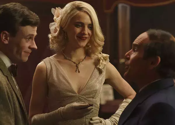 今週末は、この映画に胸アツ！映画『ブルームーン』 180cm近いイーサン・ホークが150cmの伝説的作詞家を演じた驚きの方法とは？