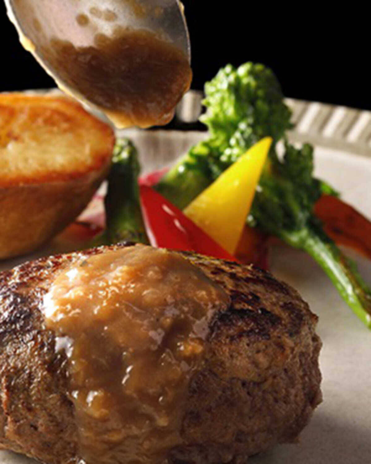 はまだふくこの発見！ 料理とお酒のベストマッチング！口の中でさらりととろけるハンバーグに、上等な赤ワインで乾杯！