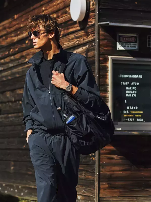 腕時計とファッション：黒のワントーンスケルトン防水ウォッチを都会的なスポーツスタイルで！