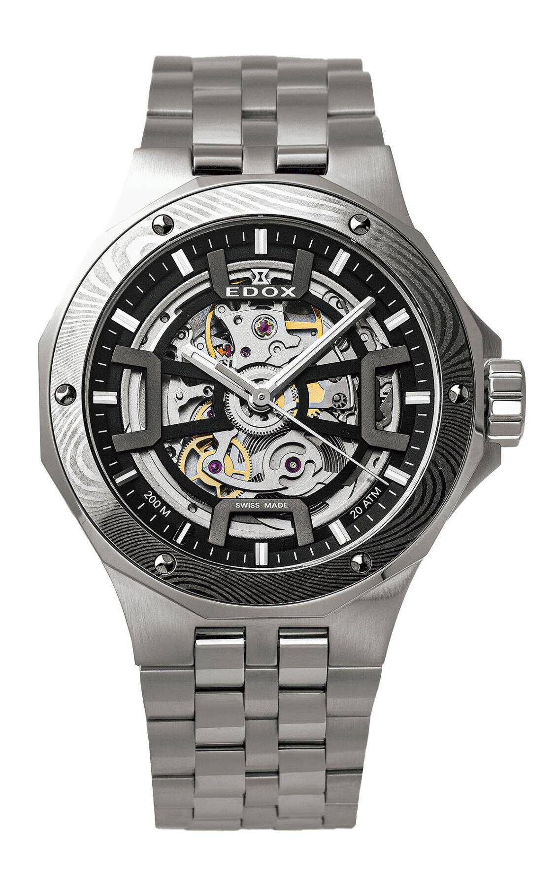 腕時計とファッション：黒のワントーンスケルトン防水ウォッチを都会的なスポーツスタイルで！