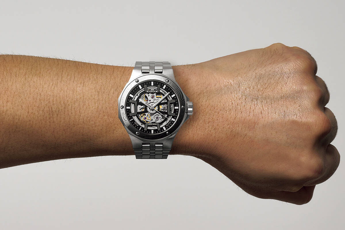 腕時計とファッション：黒のワントーンスケルトン防水ウォッチを都会的なスポーツスタイルで！