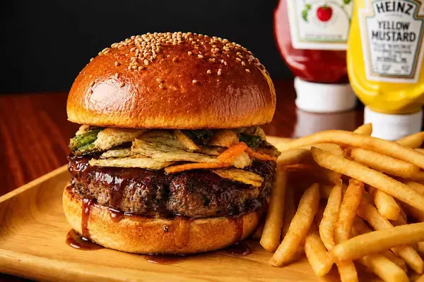 夏こそ食べたい！〈BURGER REVOLUTION〉から和牛×麻辣の限定バーガーが登場