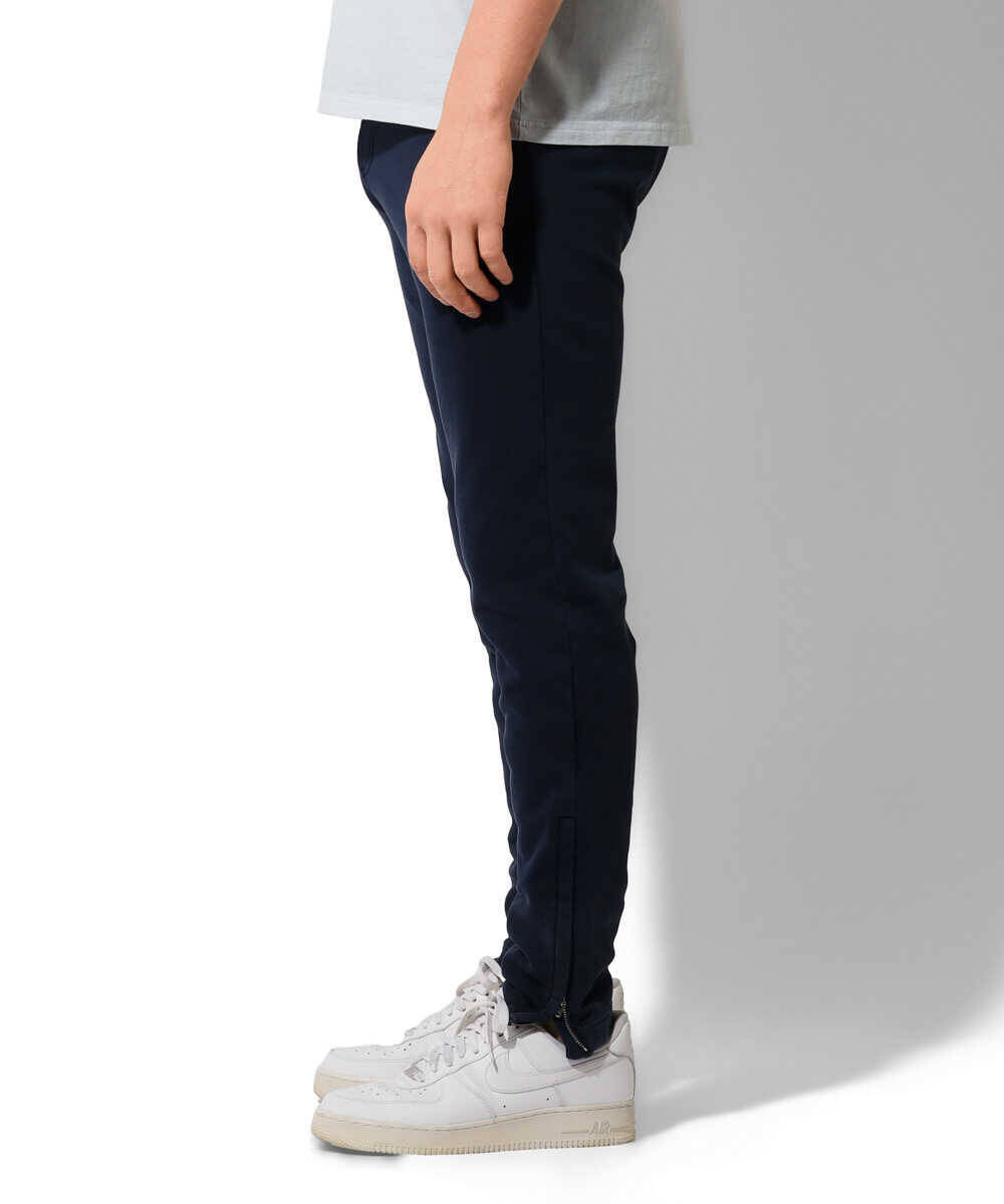 【大人気シリーズ】WP イージーパンツの新作は、“ネイビー”の美脚スウェパン！