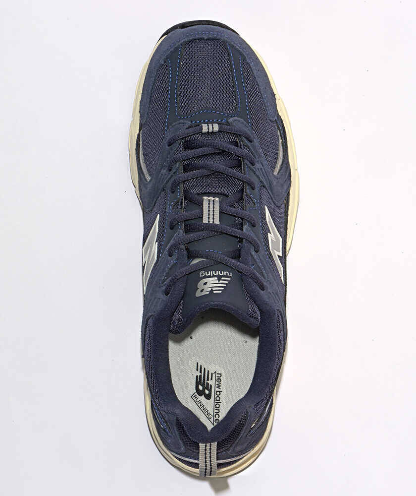 ノア・シュナップの〈ニューバランス〉M2002R【海外セレブの愛用スニーカーとは!?】