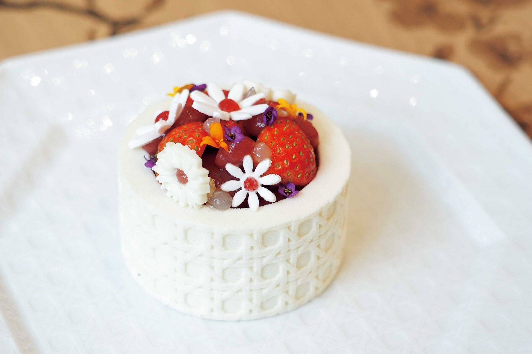 ハートに火をつけて！ラグジュアリーに浸る、夢のような〈ディオール〉の世界で極上スイーツ！