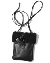 都会的かつミニマルでどんな服にも合う！　お財布と小物で十分のお出かけには“黒ミニバッグ”！