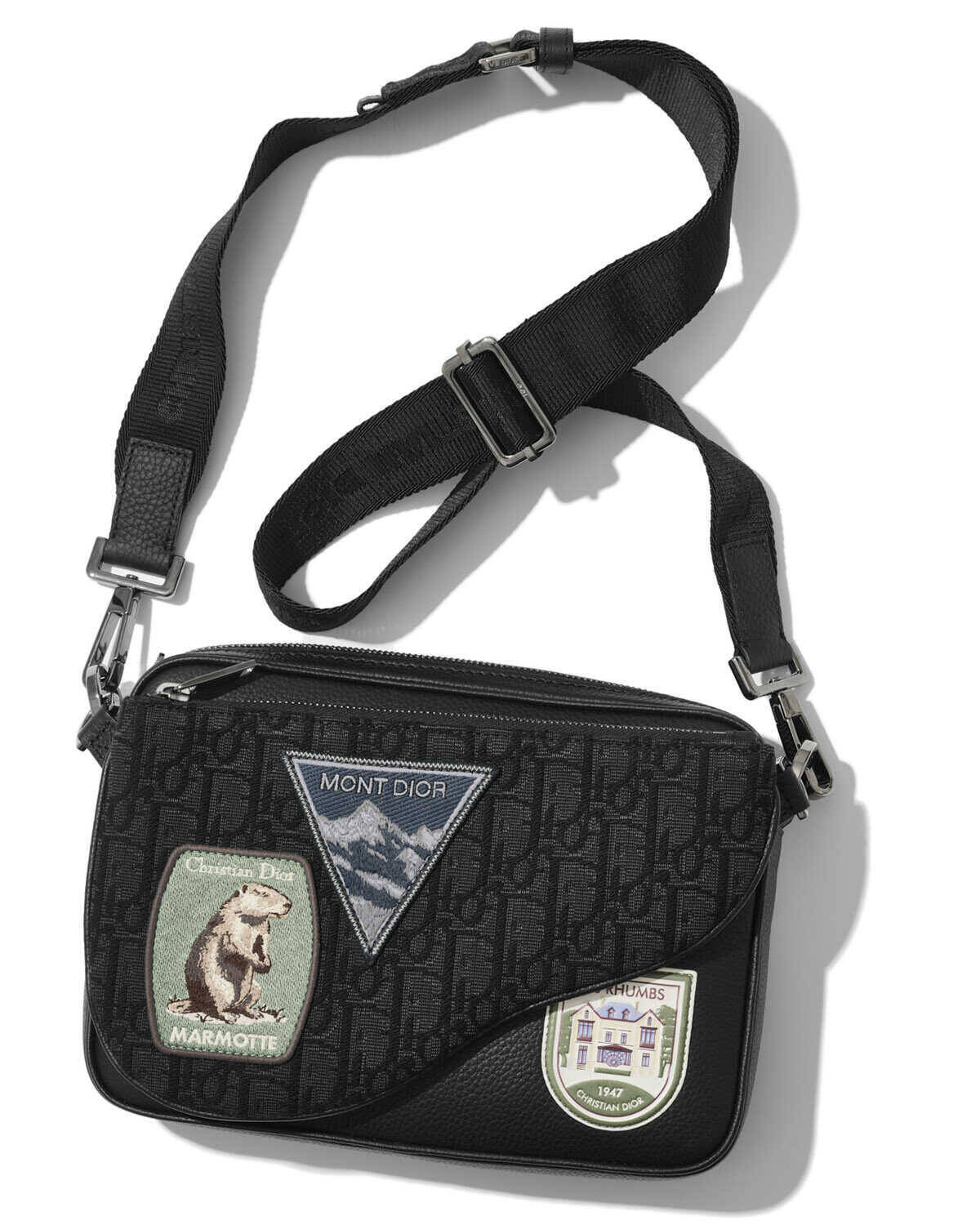 都会的かつミニマルでどんな服にも合う！　お財布と小物で十分のお出かけには“黒ミニバッグ”！