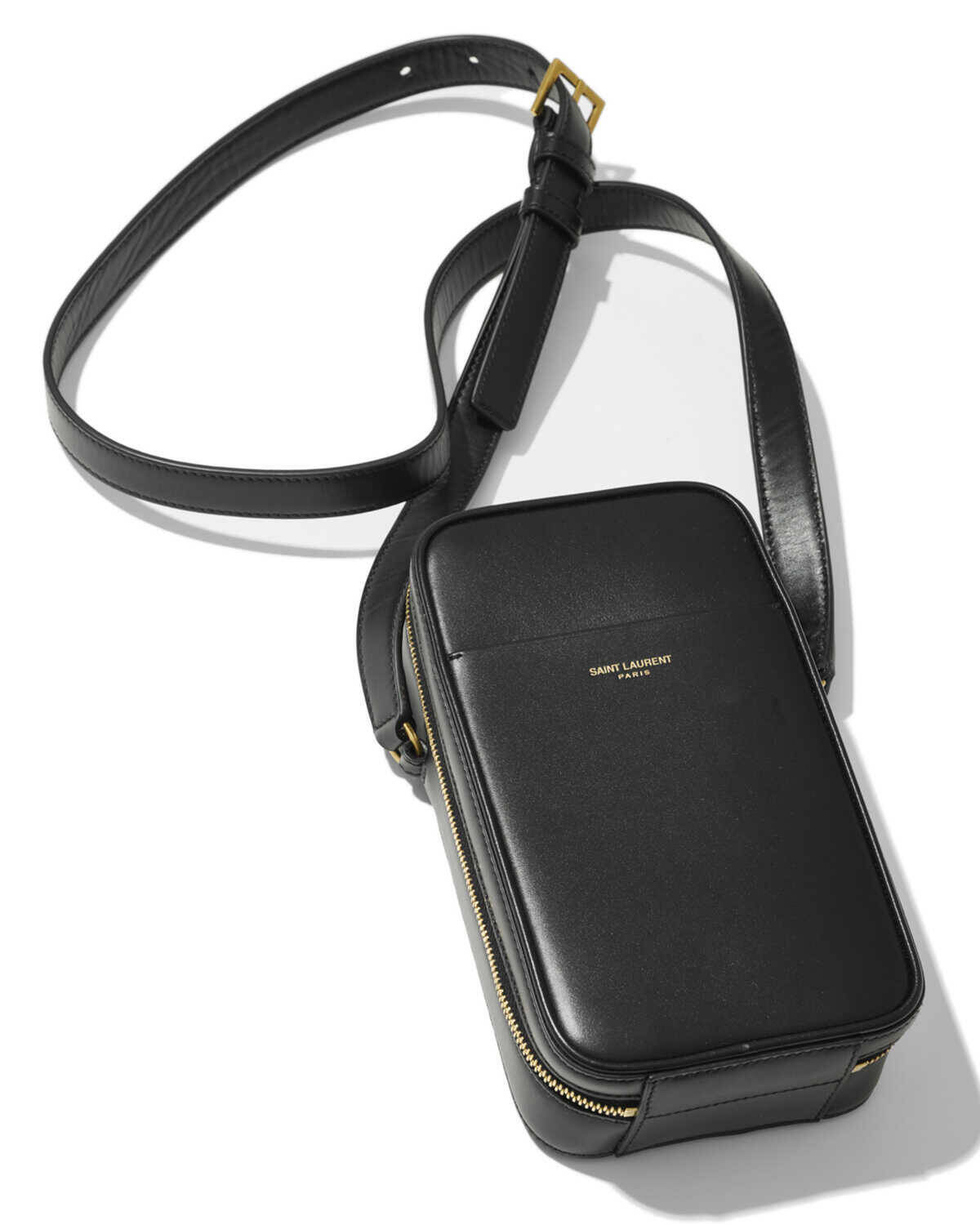 都会的かつミニマルでどんな服にも合う！　お財布と小物で十分のお出かけには“黒ミニバッグ”！