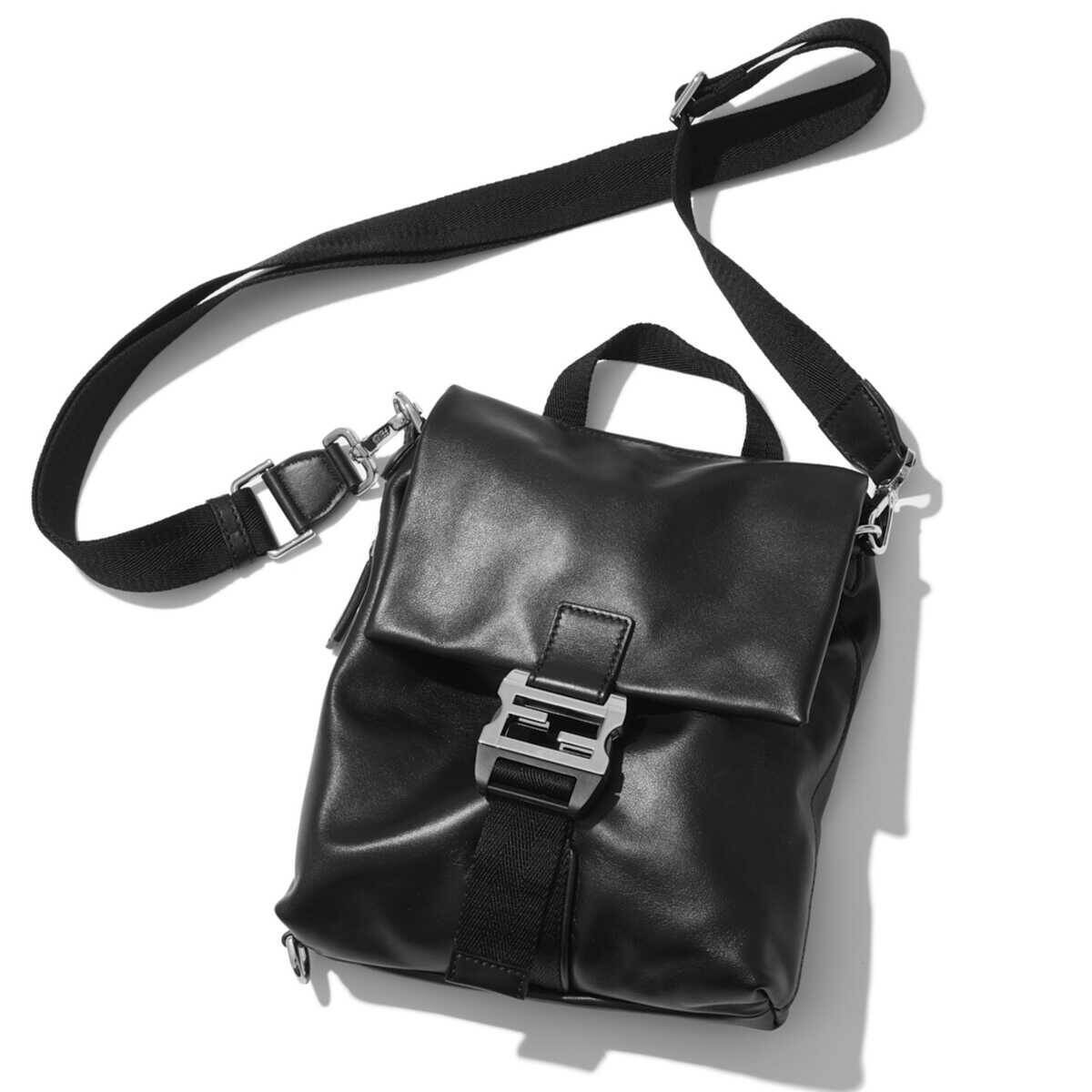 都会的かつミニマルでどんな服にも合う！　お財布と小物で十分のお出かけには“黒ミニバッグ”！