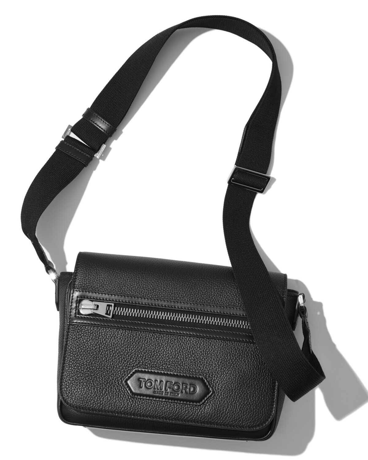 都会的かつミニマルでどんな服にも合う！　お財布と小物で十分のお出かけには“黒ミニバッグ”！