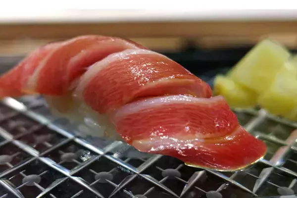 グルメジャーナリスト東龍のホテルグルメで“口福”体験！わずか10席の特別席に座って、江戸前の特別感に満たされる！