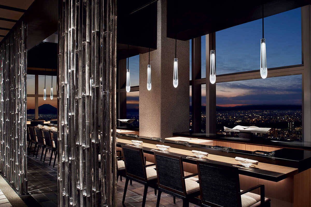 グルメジャーナリスト東龍のホテルグルメで“口福”体験！わずか10席の特別席に座って、江戸前の特別感に満たされる！