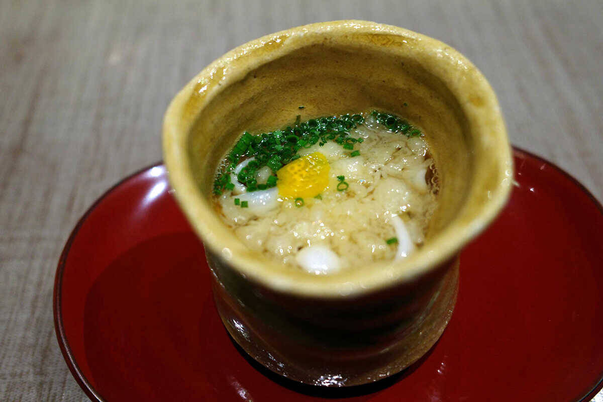 グルメジャーナリスト東龍のホテルグルメで“口福”体験！わずか10席の特別席に座って、江戸前の特別感に満たされる！