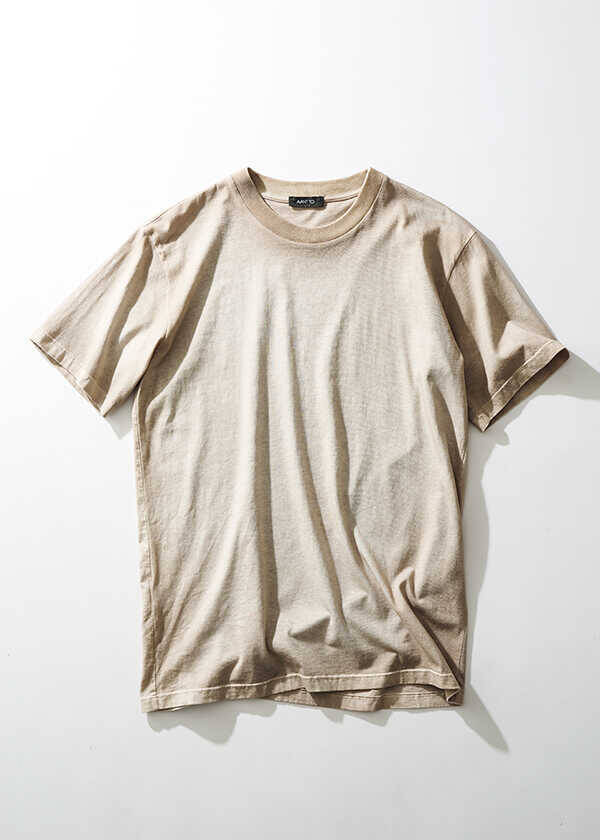 夏服のお手本に！今、セレブが着てるTシャツはコレ！褪せベージュ&緑！