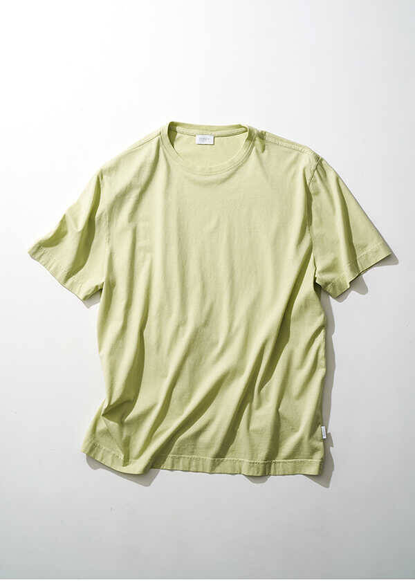 夏服のお手本に！今、セレブが着てるTシャツはコレ！褪せベージュ&緑！