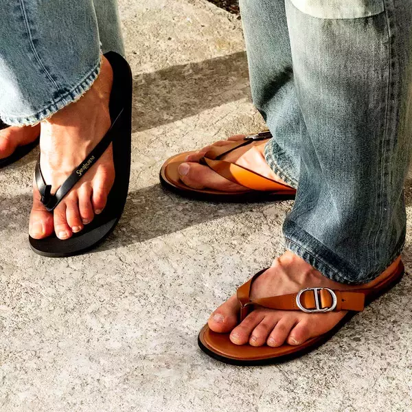 海ではなくて、あえて街で履きたい、大人のビーチサンダル